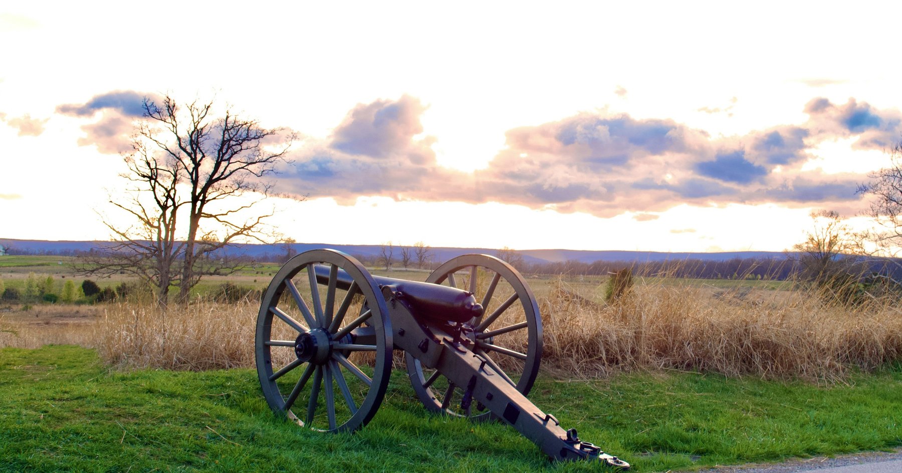 Cannon on the Gettysburg battlefield at sunrise
